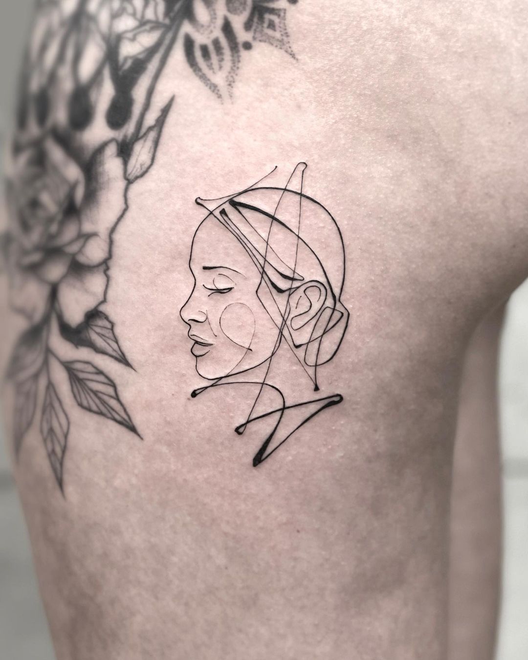 Michał abstrakcyjno-graficzny tatuażysta