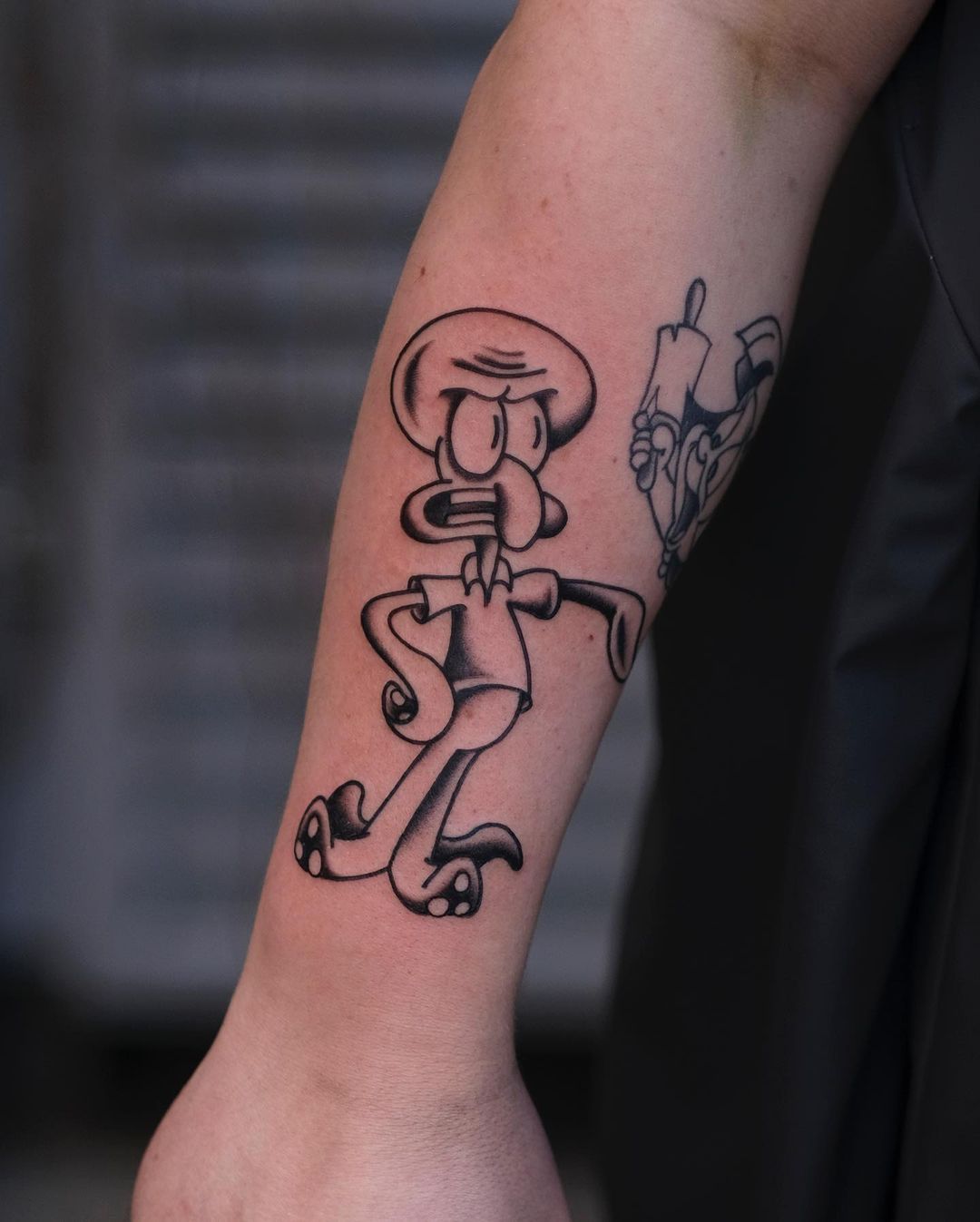 Ormo tatuażysta kreskówkowy