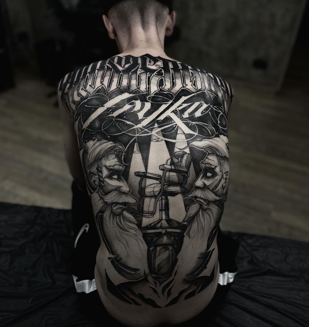 Duży tatuaż autorski na plecach