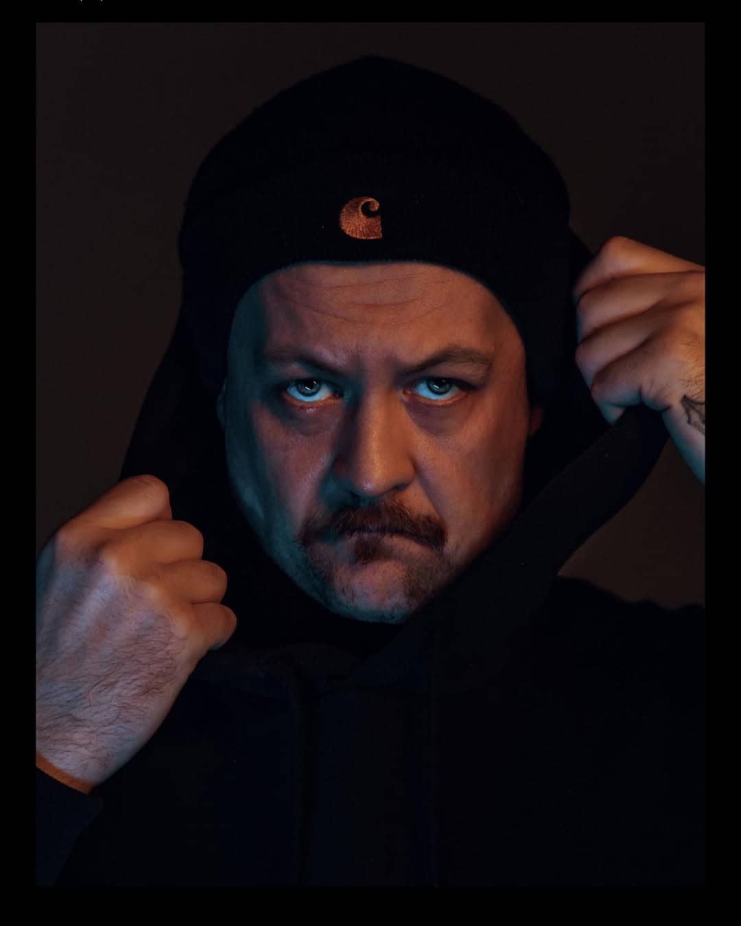 Emil „Licho nie śpi” – tatuażysta studia Sztorm Tattoo, specjalista w mrocznym i unikalnym stylu.