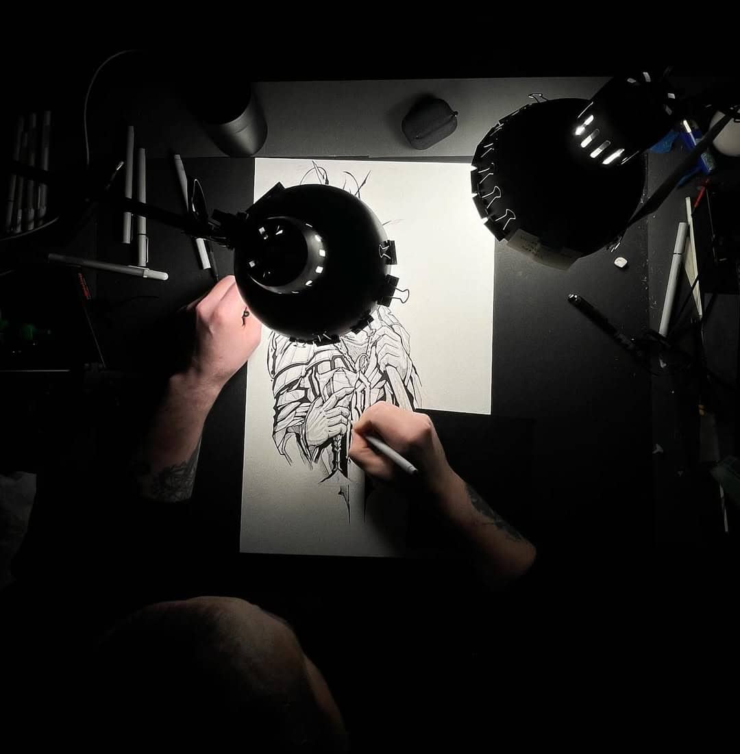 Emil „Licho nie śpi” podczas tworzenia projektu tatuażu w swoim charakterystycznym stylu – Sztorm Tattoo.