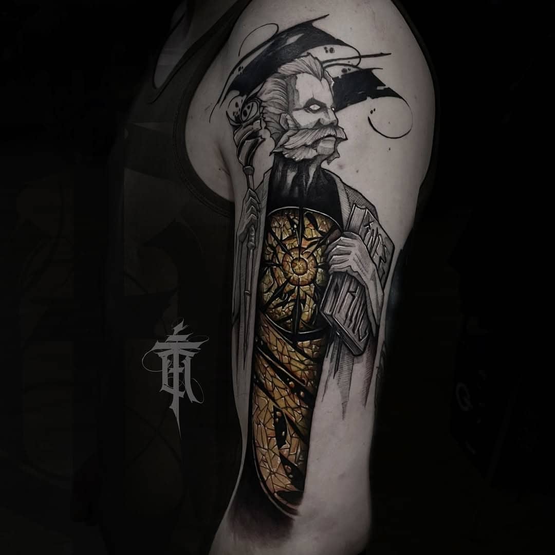 Tatuaż w stylu dark art z motywem postaci i witraża wykonany przez Emila „Licho nie śpi” – Sztorm Tattoo.