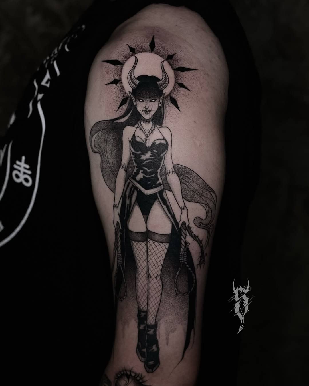 Tatuaż demoniczna kobieta z rogami i pejczami na udzie – styl blackwork, Alina, Nowy Lepszy Szatan, Sztorm Tattoo Gdańsk