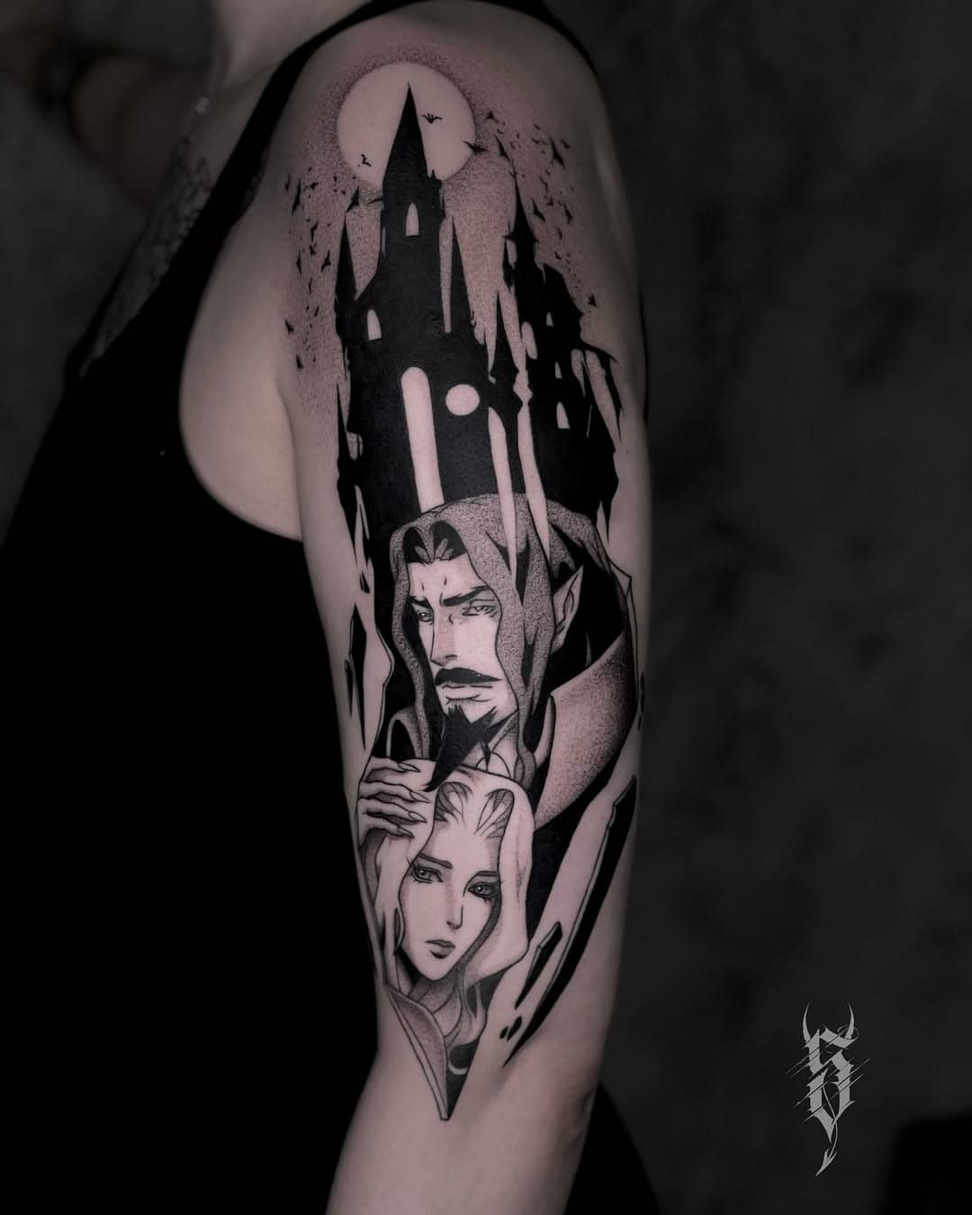 Tatuaż Dracula z zamkiem i księżycem na ramieniu – styl blackwork dotwork, Alina, Nowy Lepszy Szatan, Sztorm Tattoo Gdańsk