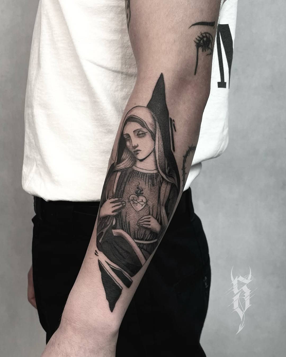 Tatuaż Święta Maria na przedramieniu – czarno-szary styl blackwork, Alina, Nowy Lepszy Szatan, Sztorm Tattoo Gdańsk