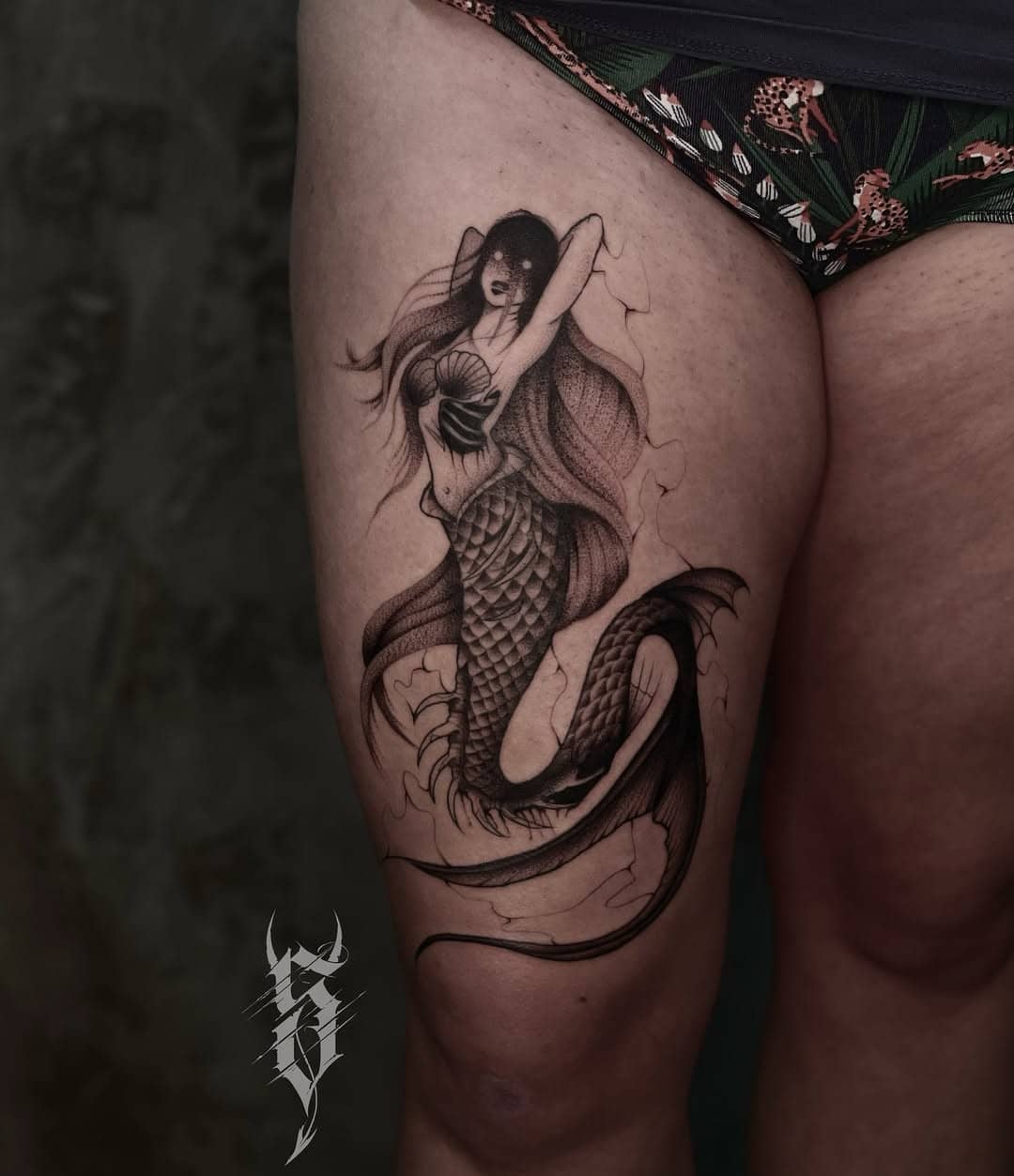 Tatuaż syrena na udzie w stylu dotwork – Alina, Sztorm Tattoo Gdańsk