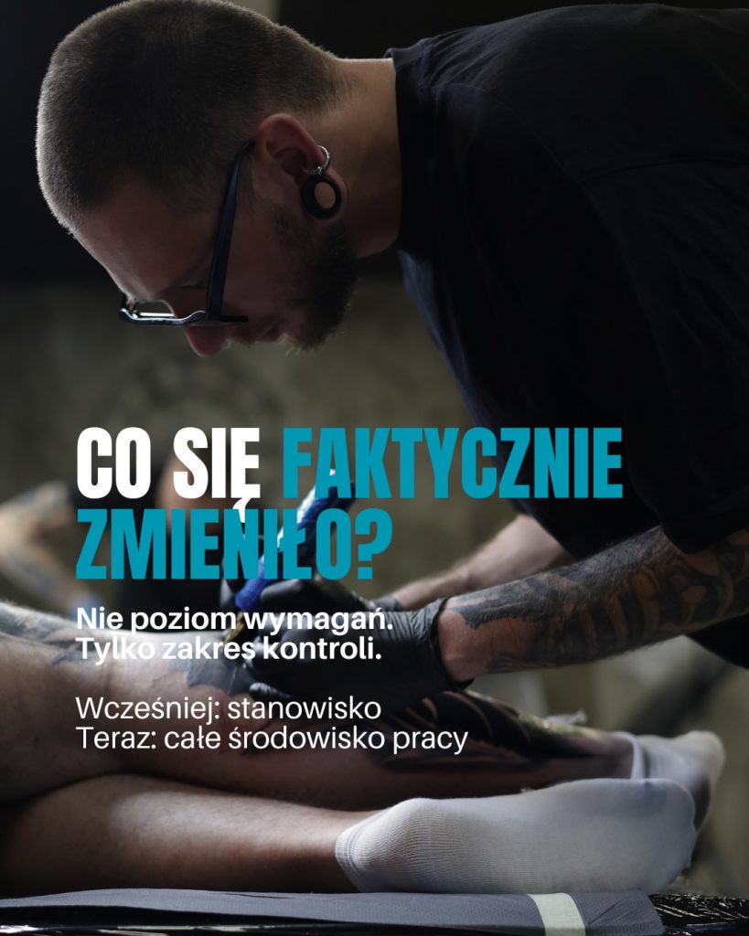 tatuażysta pracujący w studiu z pozytywnym wynikiem kontroli sanepidu