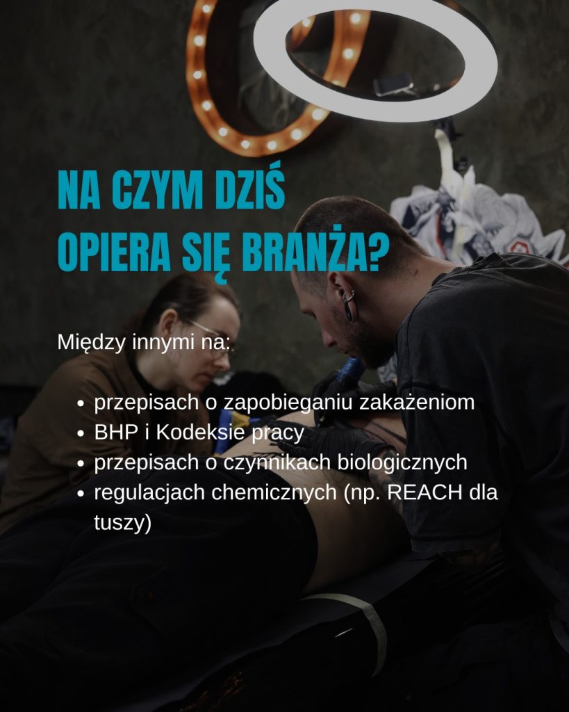 bezpieczne warunki w studiu tatuażu – dokument kontroli sanepidu na ścianie recepcji