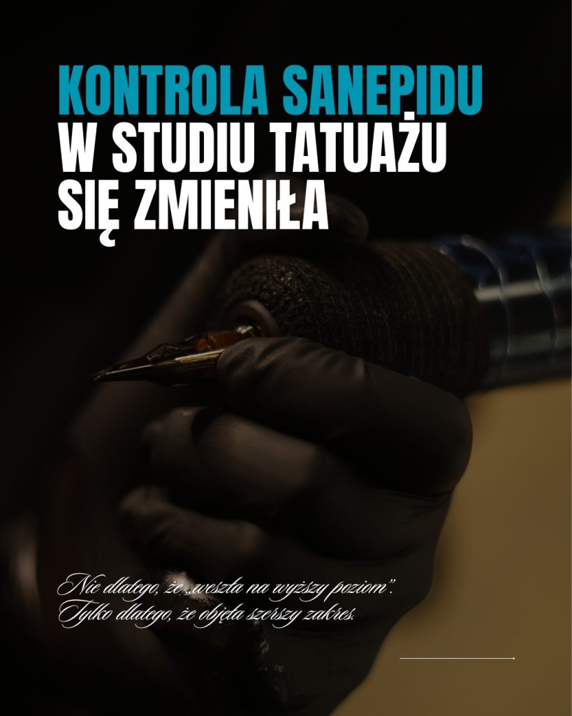 bezpieczne warunki w studiu tatuażu – dokument kontroli sanepidu na ścianie recepcji