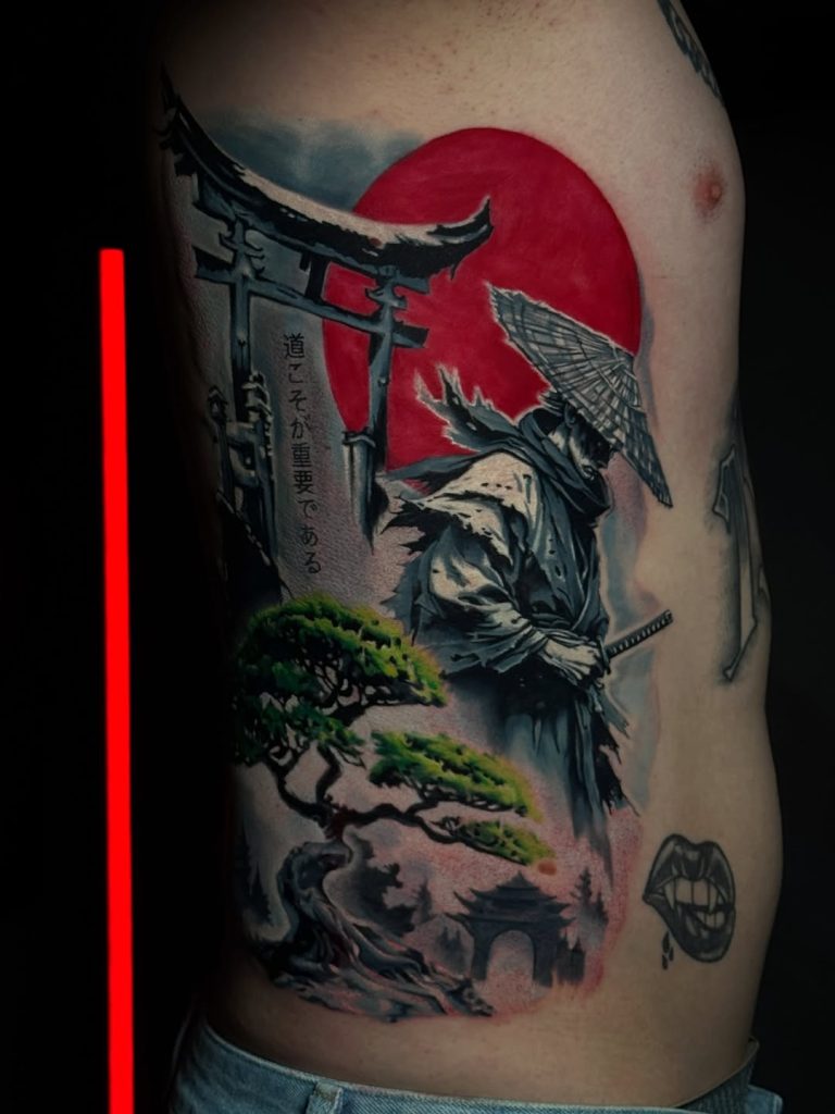 padoga kolorowa wytatuowana na żebrach